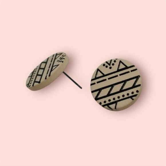 Geometric Patterned Earrings - Picture 3 of 6